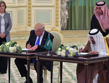 Κολοσσιαία συμφωνία πώλησης όπλων ύψους 350 δισ.$ υπέγραψε ο Ν.Τραμπ στην Σαουδική Αραβία